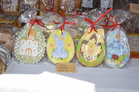Імбирні пряники із зображенням зайців і кольорових яєць продають по 25 грн/шт.