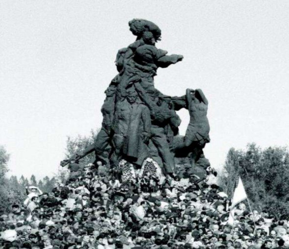 Пам'ятник радянським громадянам та військовополоненим відкрили 1976 року через масові протестні акції, які почалися за 10 років до того 