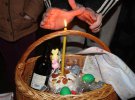 В пасхальную корзину традиционно кладут паску и украшенные вареные яйца, вино дозволено церковью