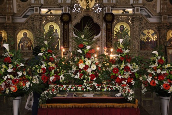 В субботу в храмах еще лежит плащаница, символизирующая тело Христа в гробу