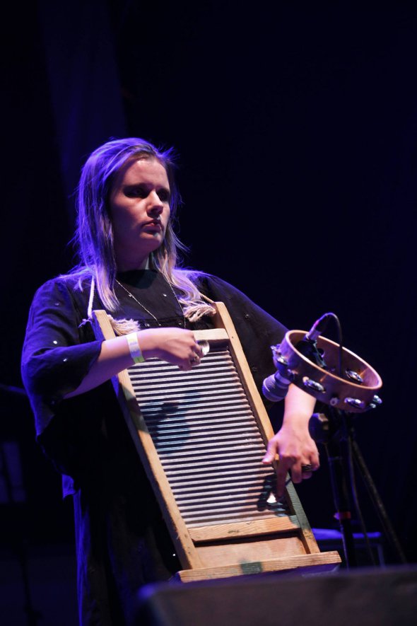 Наталья Ференс в группе Zwyntar играет на стиральной доске.