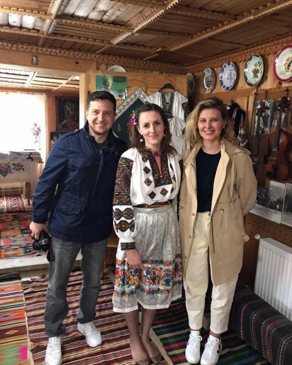 Президент Владимир Зеленский с женой Еленой посетили поселок Верховина в Ивано-Франковской области