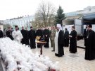 Митрополит Епіфаній освячує паски біля Михайлівського собору в Києві 26 квітня. Їх повезуть на фронт
