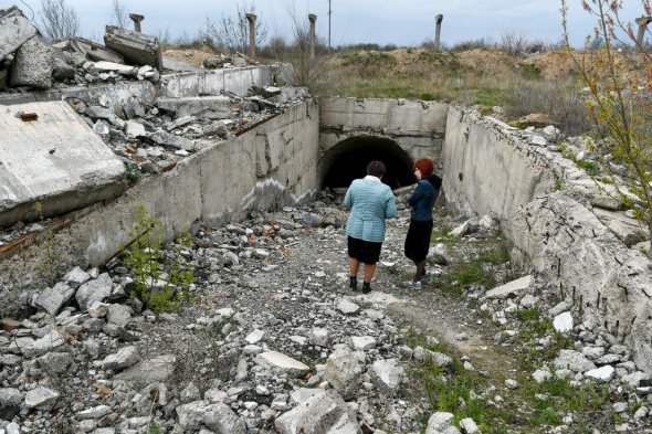 Голова Степногірської ОТГ Ірина Кондратюк (ліворуч) показує вхід до закинутої марганцевої шахти. 26 квітня. Споруда без охорони і паркану - потрапити туди може будь-хто