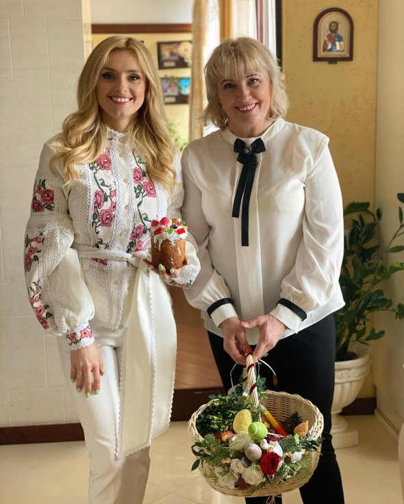 Певица Ирина Федишин появилась на фотографии со своей мамой