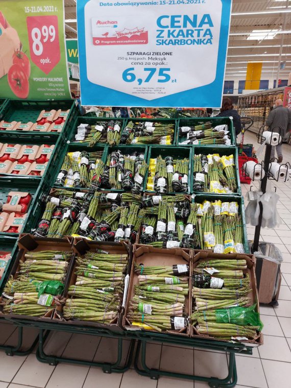 С середины апреля в супермаркетах начинают продавать спаржу. Пучок стоит 50 грн. Из нее также массово готовят блюда в ресторанах