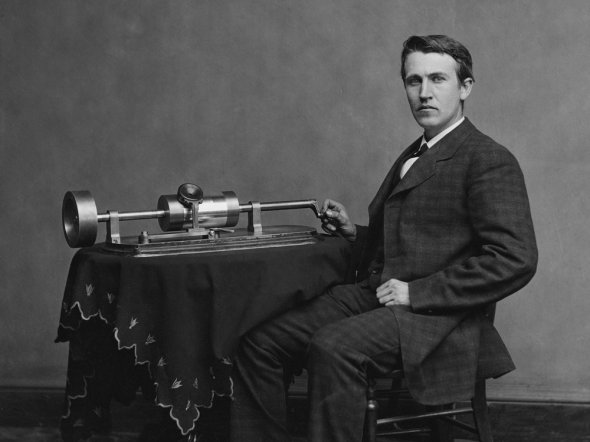 4 травня: Томас Алва Едісон продемонстрував фонограф
