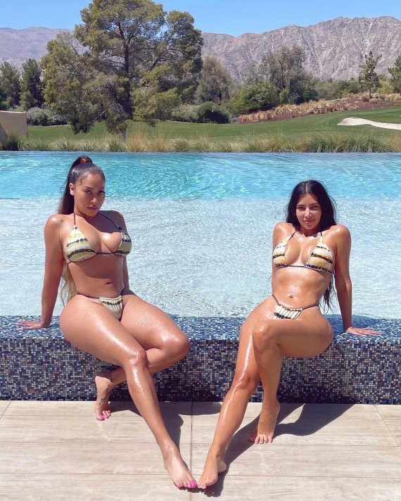 Ким Кардашьян вместе с подругой позируют в почти одинаковых раздельных купальниках.