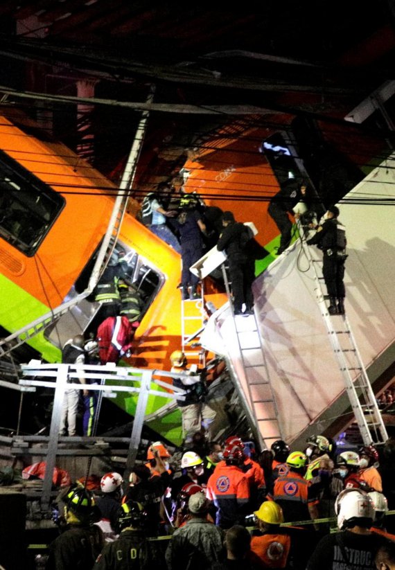 В мексиканской столице Мехико упал метромост вместе с поездом