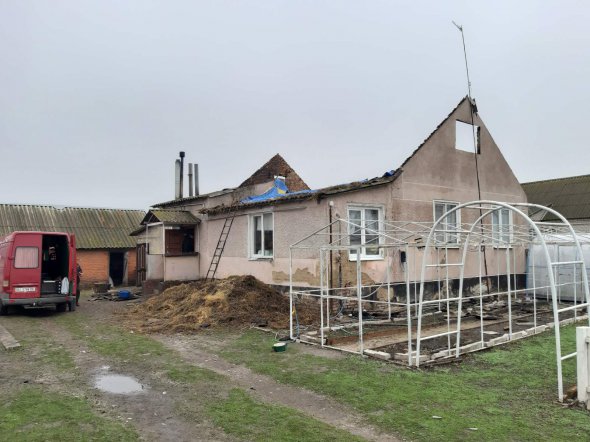 Родина Алєніних мала непоганий будинок у селі Василівка під Полтавою. Однак дім згорів в середині березня
