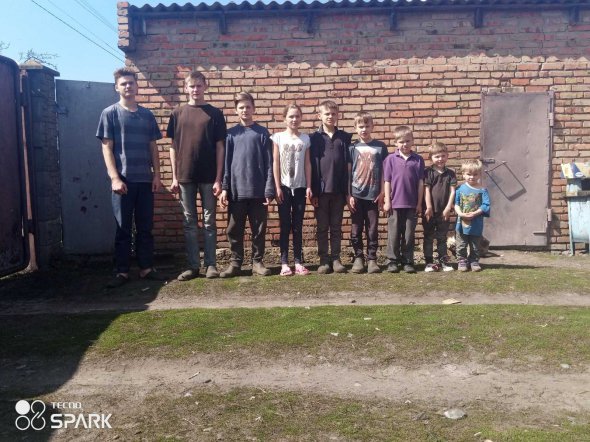 Зараз із батьками у селі Василівка проживають дев'ятеро дітей. Четверо старших мешкають у Полтаві 