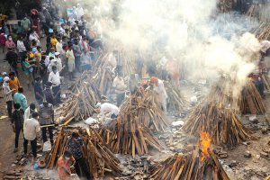 Поховальні вогнища горять в індійській столиці Нью-Делі. У четвер в країні зареєстрували майже 380 тисяч нових хворих на коронавірус. Померли 3,6 тисячі людей