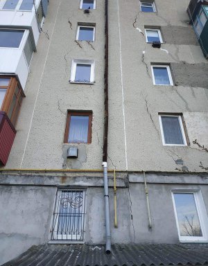 Будинок на вулиці Степана Бандери, 85, в місті Борщів Тернопільської області перебуває в аварійному стані. Стінами пішли тріщини