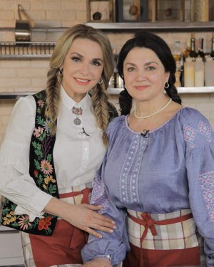 Наталія ­Сумська (праворуч) припинила спілку­ватися з сестрою ­Ольгою, коли та знялася в ­серіалі ”­Кріпачка”. Після прем’єри в ­Україні стрічку показували на російських каналах