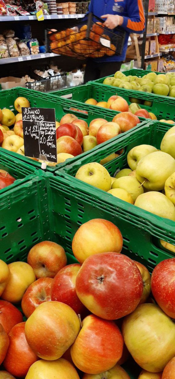 Магазины распродают украинские яблоки