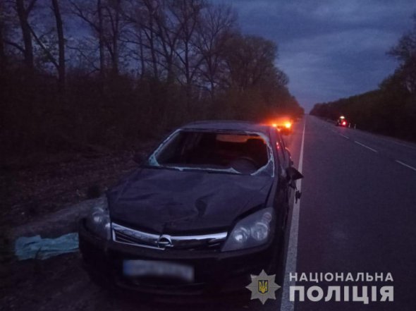 На Сумщине водитель Opel Astra сбил трех товарищей, которые стояли у края дороги