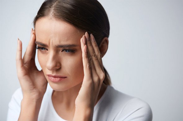Преодолеть головные боли при приближении непогоды может помочь энергичное жевание