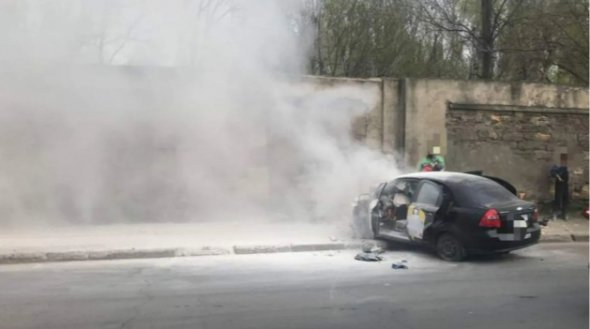 В Одессе произошла смертельная авария с автомобилем службы такси. Водитель погиб, пассажирка - покалечилась