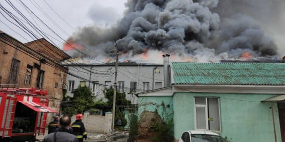 У Вінниці палає офісна будівля. Є загиблий