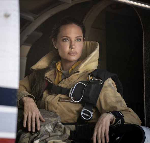 Анджеліна Джолі зіграла пожежницю в трилері  “Ті, хто бажають моєї смерті”.
