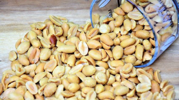 Дієтологи рекомендують з'їдати по 20 г арахісу в добу