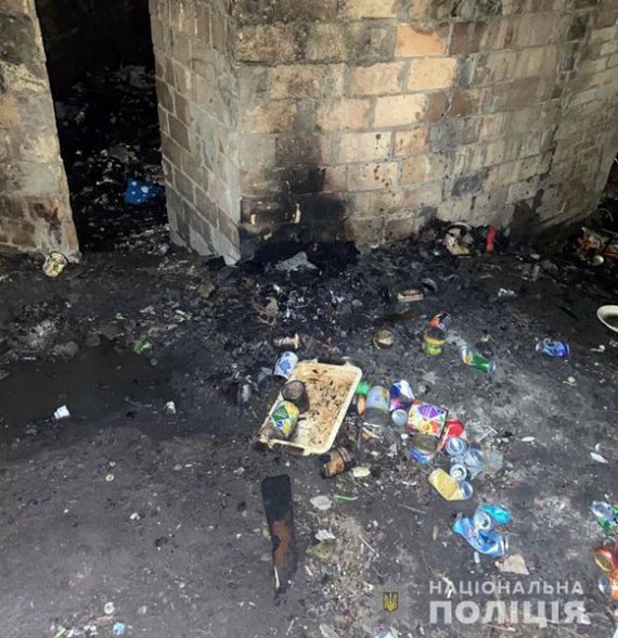 У Києві двоє чоловіків побили й спалили незнайомця. Той начебто образив сина одного з них