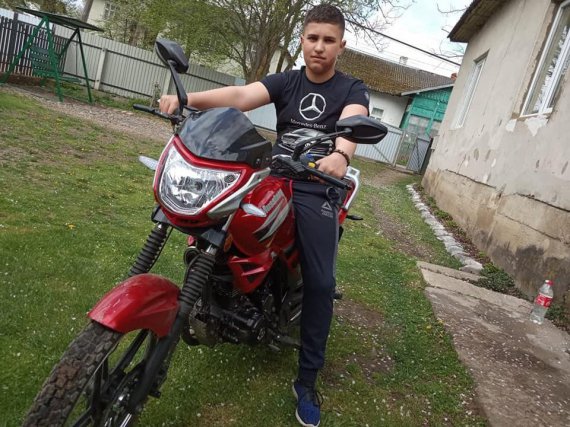 12-летний Олег Ярич из села Великая Турья Долинского района Ивано-Франковской области погиб в аварии два года назад. Его сбила легковушка, когда заезжал мотоциклом в собственный двор