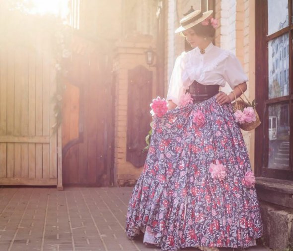 Блогера Мила Поворознюк изменила весь свой гардероб на одежду позапрошлого века и показала как одевается ежедневно