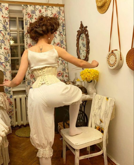 Блогера Мила Поворознюк изменила весь свой гардероб на одежду позапрошлого века и показала как одевается ежедневно