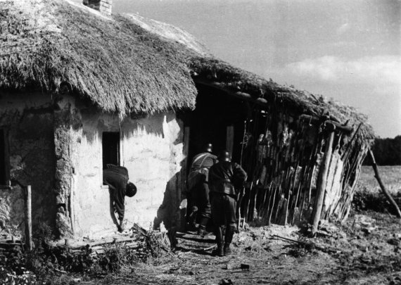 Венгерская пехота в украинском селе, 1942