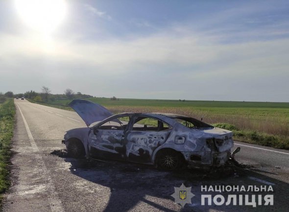 На трасі Одеса-Рені врізався у відбійник і згорів дощенту  Lexus