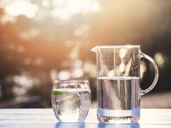 Необходимо выпивать 2 стакана простой воды перед каждым приемом пищи