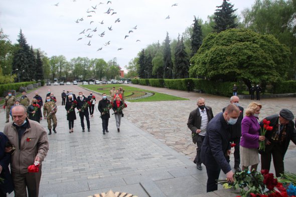 В Полтаве в День памяти и примирения возложили цветы к Мемориалу солдатской славы