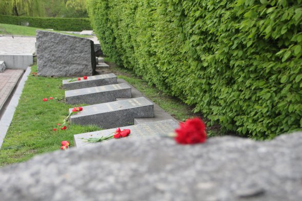 У Полтаві у День пам'яті та примирення поклали квіти до Меморіалу солдатської слави