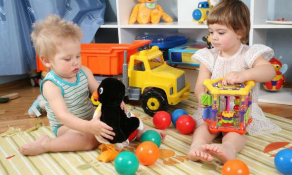 Слишком много игрушек перегружают ребенка и не дают ему развивать воображение