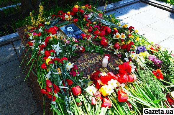 Цветы на могиле агента НКВД Николая Кузнецова