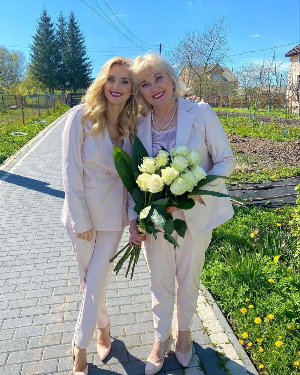 Співачка Ірина Федишин з нагоди свята опублікувала світлину із своєю мамою