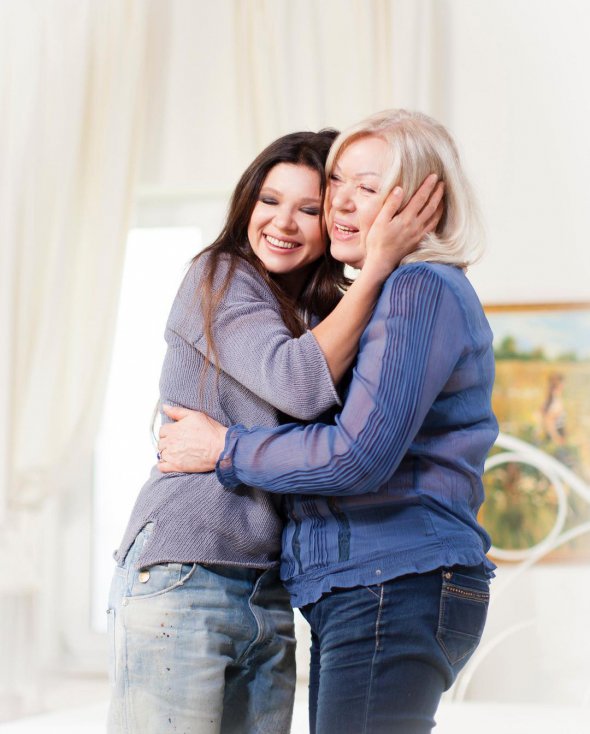 Співачка Руслана Лижичко поділилась ніжним знімком, на якому вона обіймається із своєю мамою