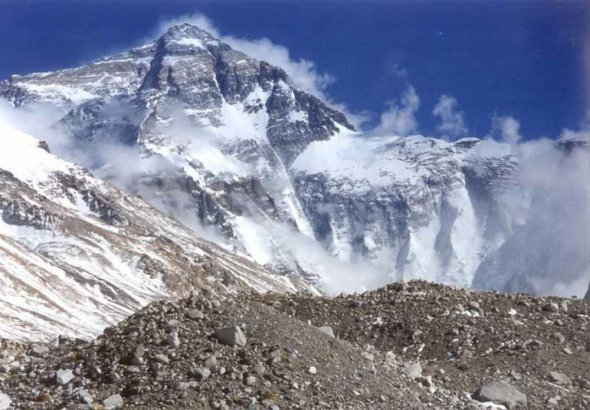 На вершині Евересту зібралася рекордна кількість людей фото: alpagama.com