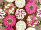 Керри Робертс делает цветы из масляного крема на кексах