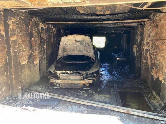 У Харкові 28-річний чоловік    заліз у гараж  і підпалив своє авто. Самогубця врятували