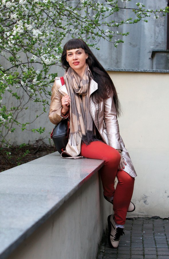 Світлана ТАРАТОРІНА, 35 років, письменниця, піарниця. Народилася 25 вересня 1985-го в селищі Роздольне в Криму. Батько очолював місцеву районну адміністрацію, мати працювала вчителькою української літератури й мови. Із червоним дипломом закінчила Національний педагогічний університет імені Михайла Драгоманова. Працювала журналісткою, займалася політичним піаром. 2018 року рукопис її фантастичного роману ”Лазарус” переміг у конкурсі видавничої групи ”КМ-Букс”. Тоді ж вийшла книжка. Того ж року отримала нагороду від Європейського товариства наукової фантастики The Chrysalis Awards – за найкращий дебют. Переможниця конкурсів фантастичних оповідань – від літературного об’єднання ”Зоряна фортеця”, журналу ”Стос”. Отримала спеціальну відзнаку на фестивалі фантастичних оповідань ”Брама”. Торік видала художню біографію мисткині Марії Примаченко для дітей – ”Оця Марія звірів малювала”. Захоплюється історією Києва. Збирає історичні книжки про місто. Живе у столиці. Заміжня за політиком і правознавцем 41-річним Леонідом Ємцем. Виховують сина 6-річного Олександра