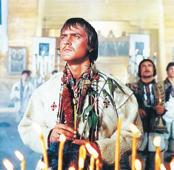 Фильм "Тени забытых предков" стал дебютным для актера Ивана Миколайчука. Впоследствии он стал режиссером и одним из символов украинского кино.