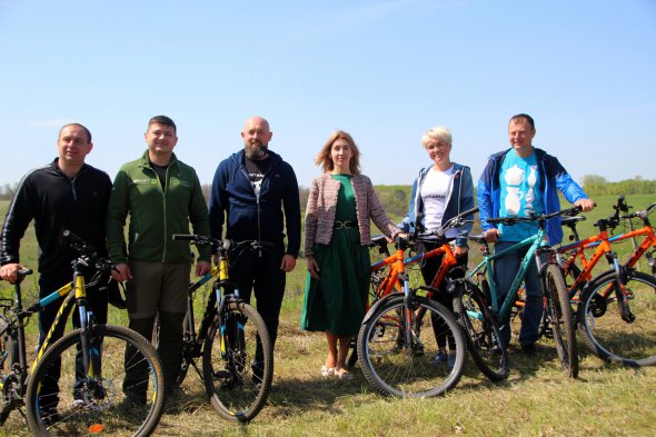 Маршрут презентували (зліва направо): Диканський селищний голова Сергій Давиденко, представник ГО "Карпатські стежки" Олександр Бурсанов, нардеп Дмитро Нальотов, голова ДАРТ Мар'яна Олеськів, заступниця голови Полтавської ОДА Катерина Рижеченко, голова Опішнянської громади Микола Різник
