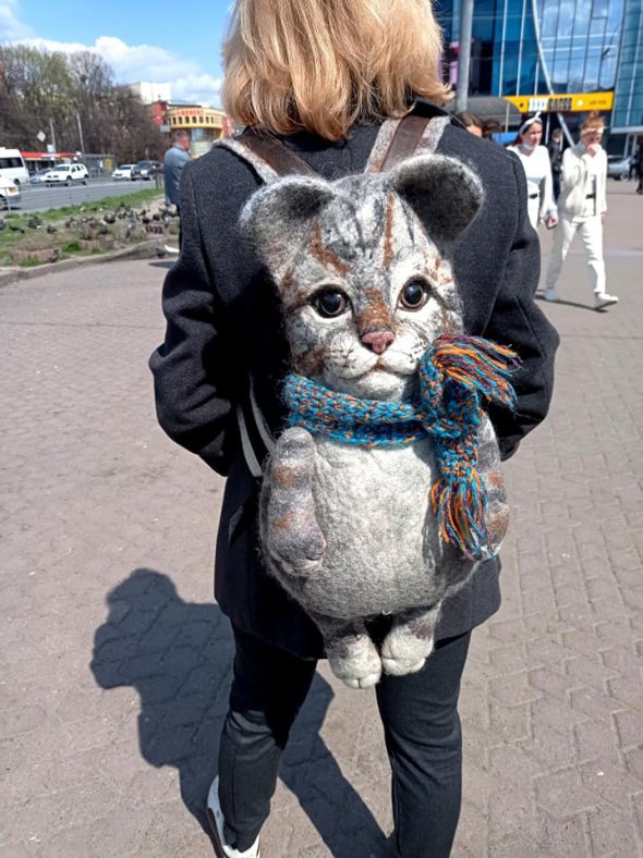 Вінничанка Наталія Степанюк валяє з вовни рюкзаки у вигляді котів