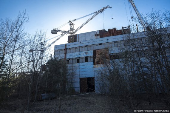 Энергоблоки Чернобыльской станции вводили в эксплуатацию не одновременно, а парами - так, например, Первая очередь состояла из Первого и Второго энергоблоков. Вторая очередь - третьего и четвертого энергоблоков. Третья очередь - Пятый и Шестой.