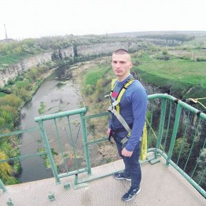 Андрія Пекельного із села Глещава Тернопільського району підозрюють в умисному убивстві при перевищенні меж необхідної оборони. Він перебуває під домашнім арештом