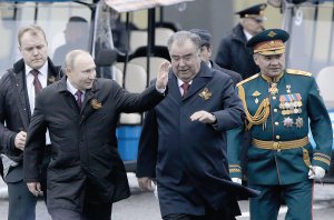 Президент Росії Володимир Путін і лідер Таджикистану Емомалі Рахмон приймають парад 9 травня на Красній площі в Москві. У ньому взяли участь 12 тисяч військових і близько 200 одиниць техніки. Рахмон був єдиним іноземним гостем