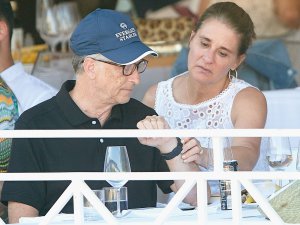 Білл і Мелінда Гейтси познайомилися на роботі. Їхній службовий роман тривав сім років. Весілля справили на Гавайських островах. Витратили мільйон доларів