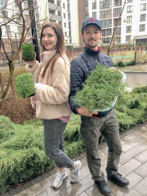 Киянка Наталія Дунда із чоловіком кілька місяців вирощують мікрозелень. Висівають руколу, кінзу, буряк, соняшник і горох